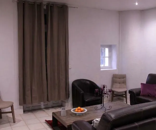 Gite La Pruneloise 度假居 *